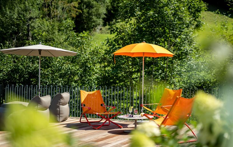 liegebereich-mit-orangener-sitzgruppe-2