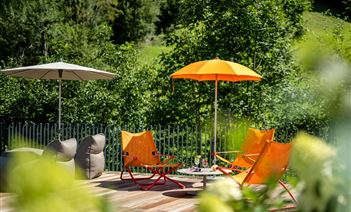 liegebereich-mit-orangener-sitzgruppe-2
